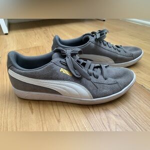 Gray and white Woman’s 7.5 PUMA lace up. Soft foam inside.